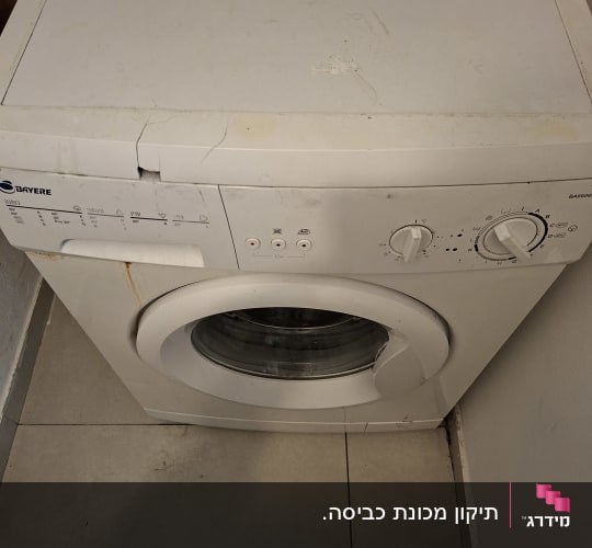 מכונת כביסה לבנה עם כפתורים ולוח בקרה